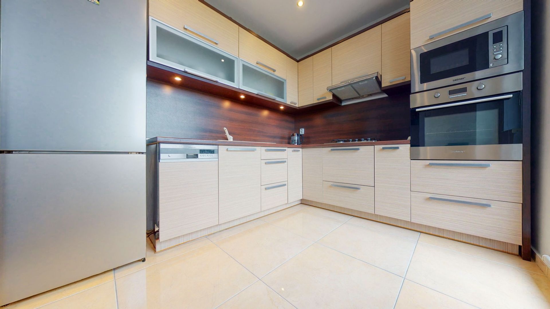 REZERVOVANÝ!!!Na predaj klimatizovaný a zariadený 2izb. byt, 56m2, ul . Komarnicka, Ružinov